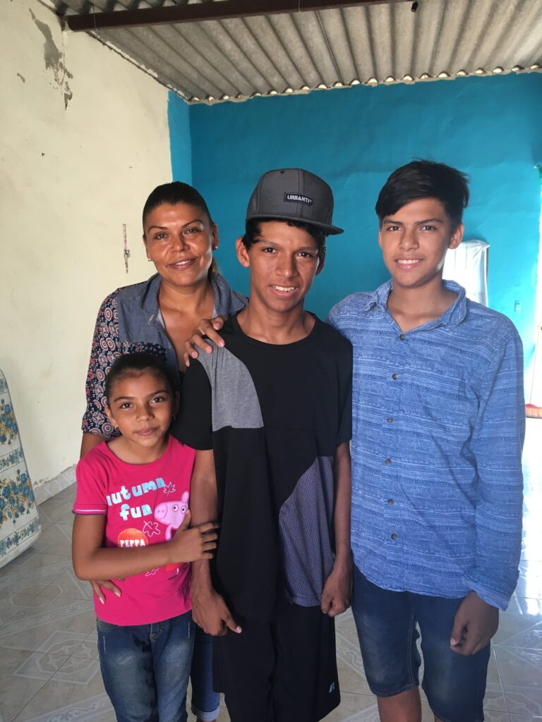 Pasitos student Jonathan with his family